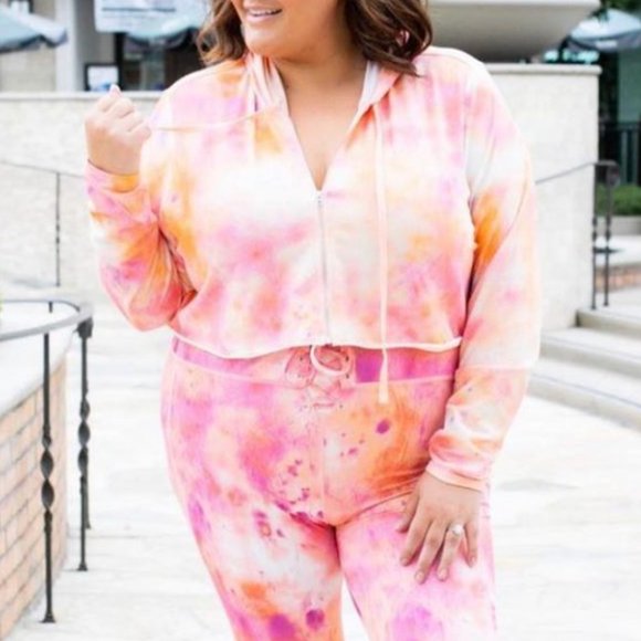 WVVY Cropped Hoodie - Picture 3 of 8